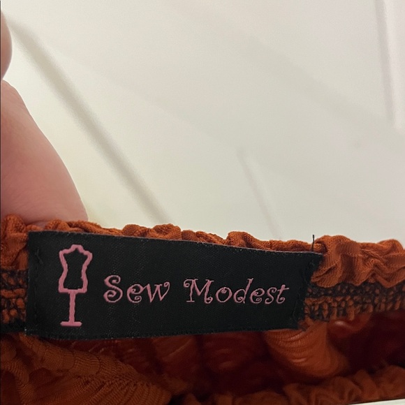 Elegant Textured Rust Skirt - Picture 3 of 3